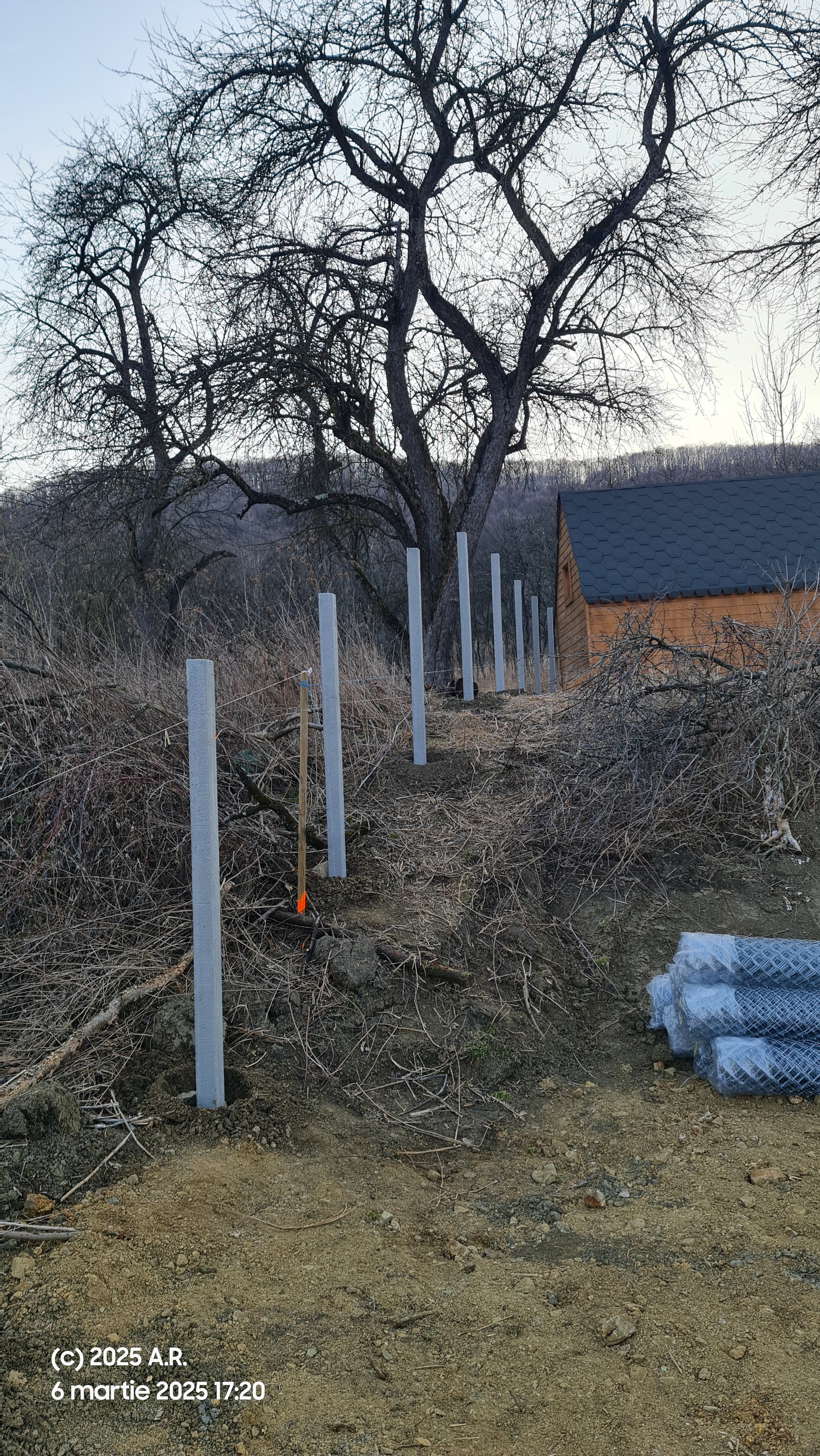 Gard finalizat cu stâlpi beton